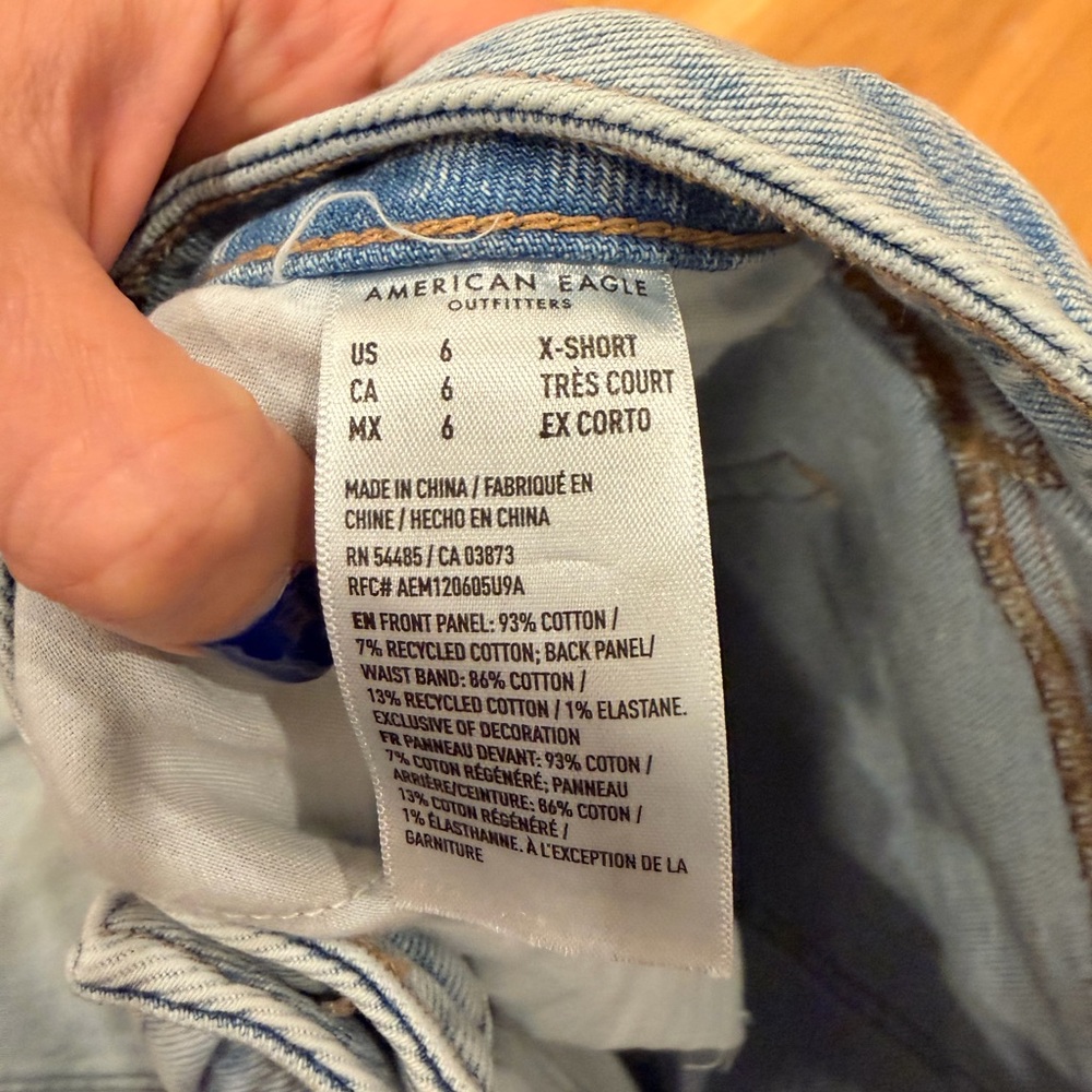AE Strigid Mom Jeans- size 6 X-Short - Picture 4 of 7